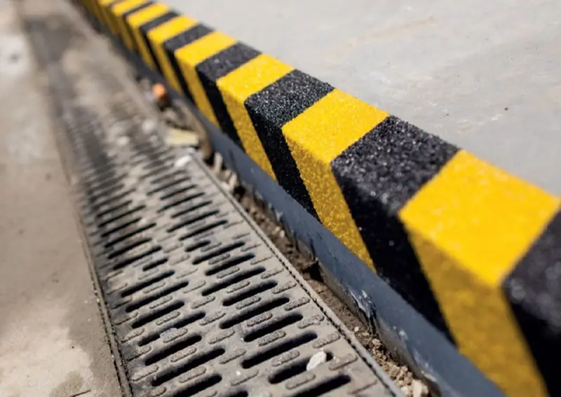 55Mm X 55Mm Dual-Color Anti-Slip Stair Nosing (Black & Yellow) 1