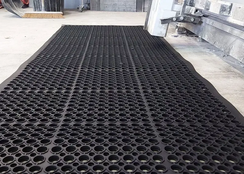 Extra-Large Swarf Collection Mat Roll – Oil & Metal Chip Absorption 1