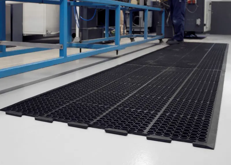 Modular Workshop Floor Mats – Heavy-Duty Interlocking Design 1